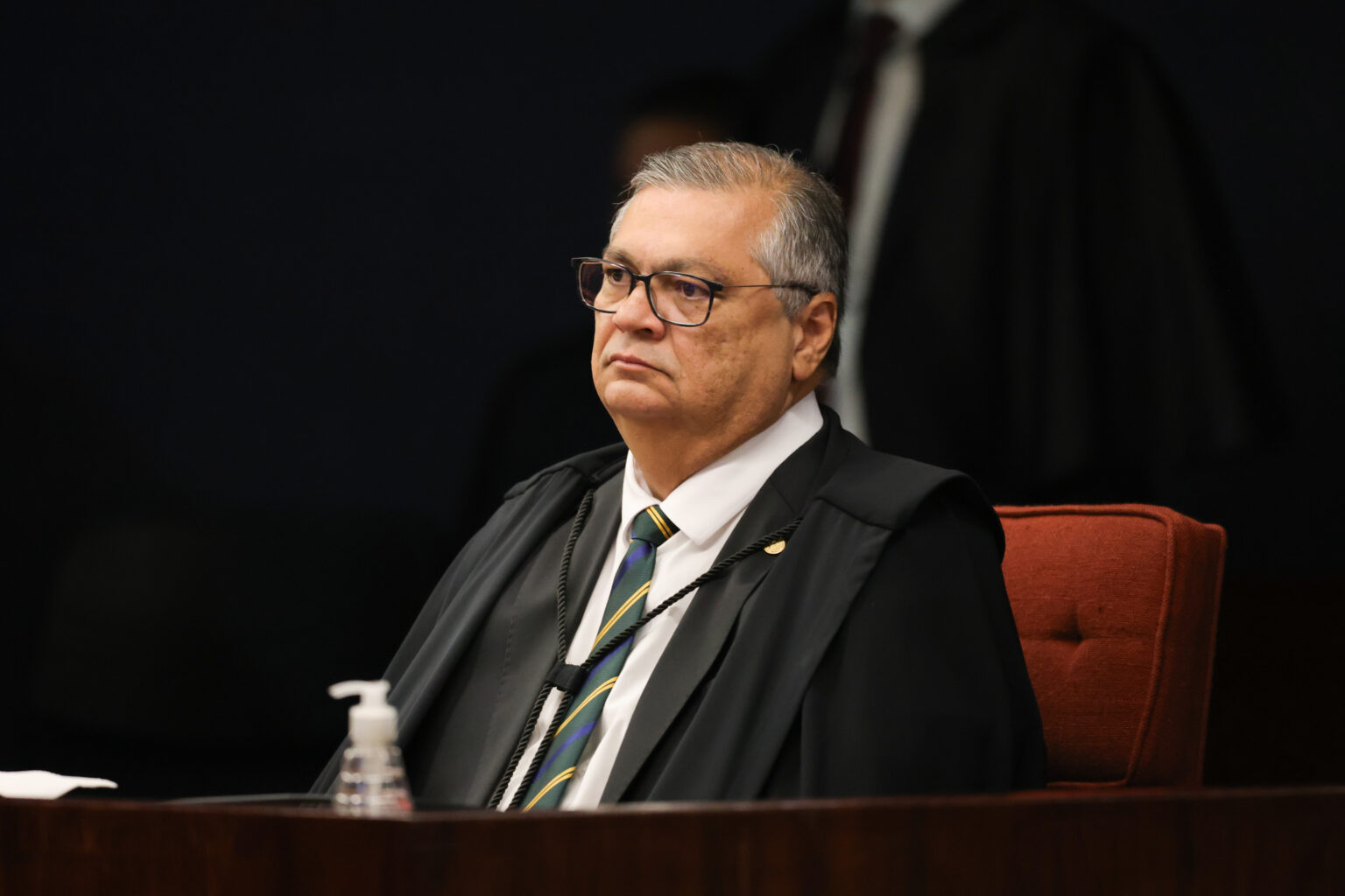 Flávio Dino ordena investigação sobre verbas parlamentares para filme de Bolsonaro