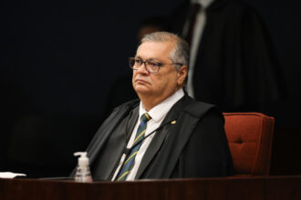 Flávio Dino ordena investigação sobre verbas parlamentares para filme de Bolsonaro