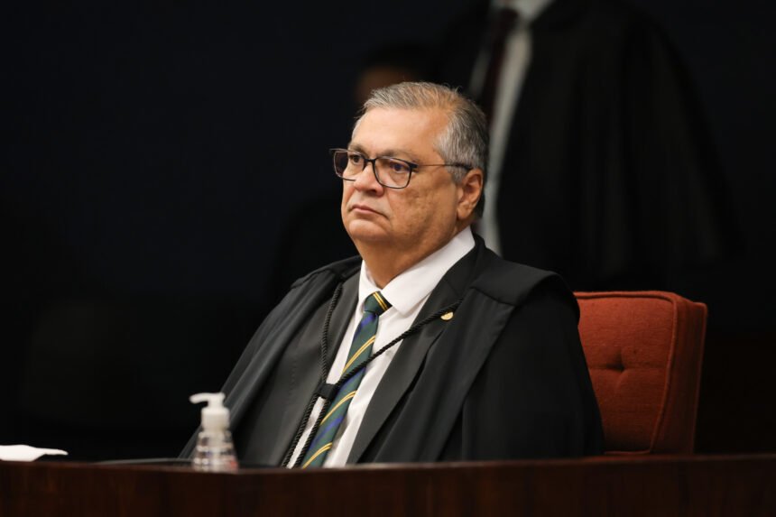 Flávio Dino ordena investigação sobre verbas parlamentares para filme de Bolsonaro