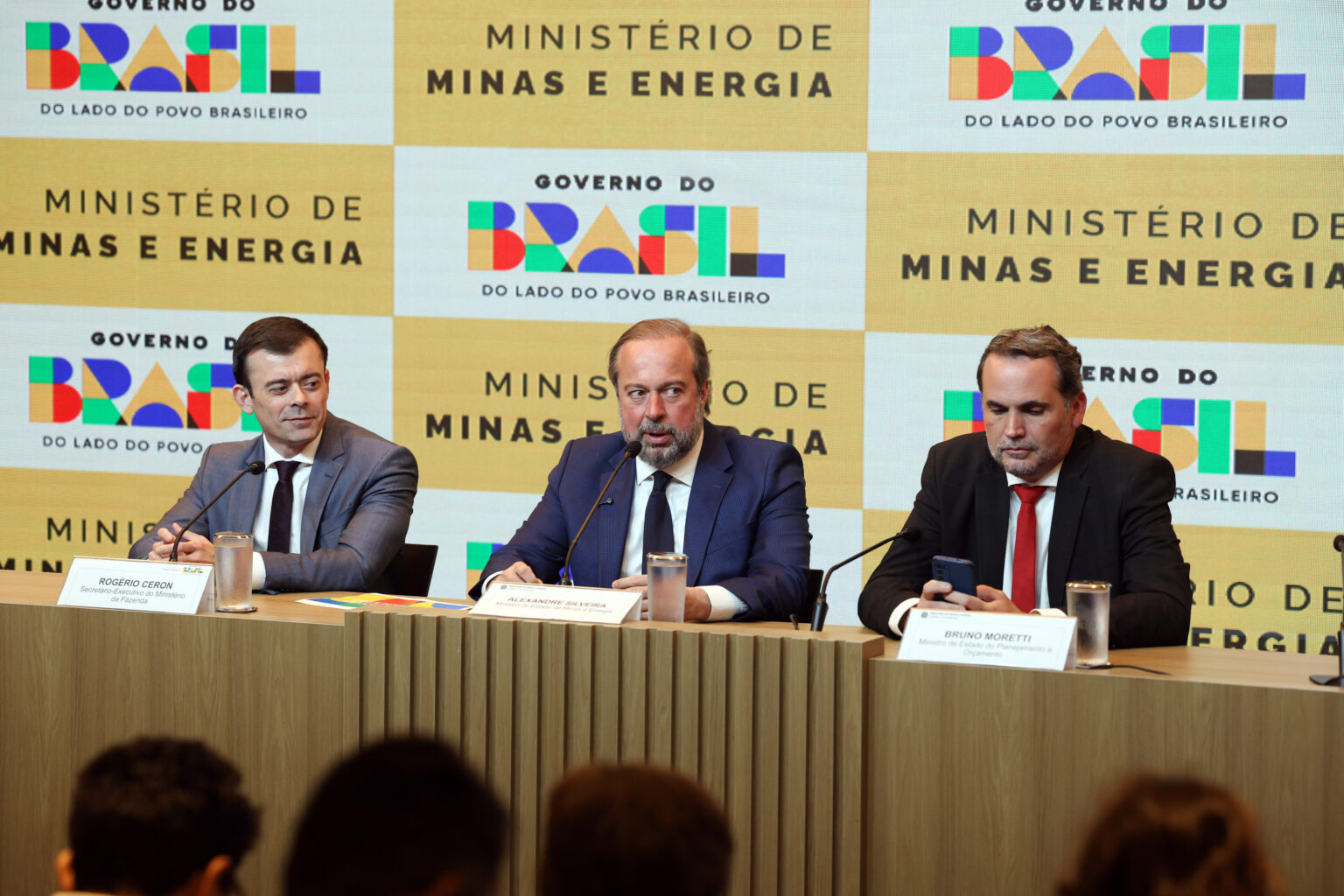Governo federal lança subsídio para frear alta de combustíveis após crise internacional