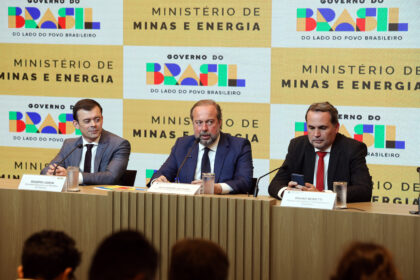 Governo federal lança subsídio para frear alta de combustíveis após crise internacional