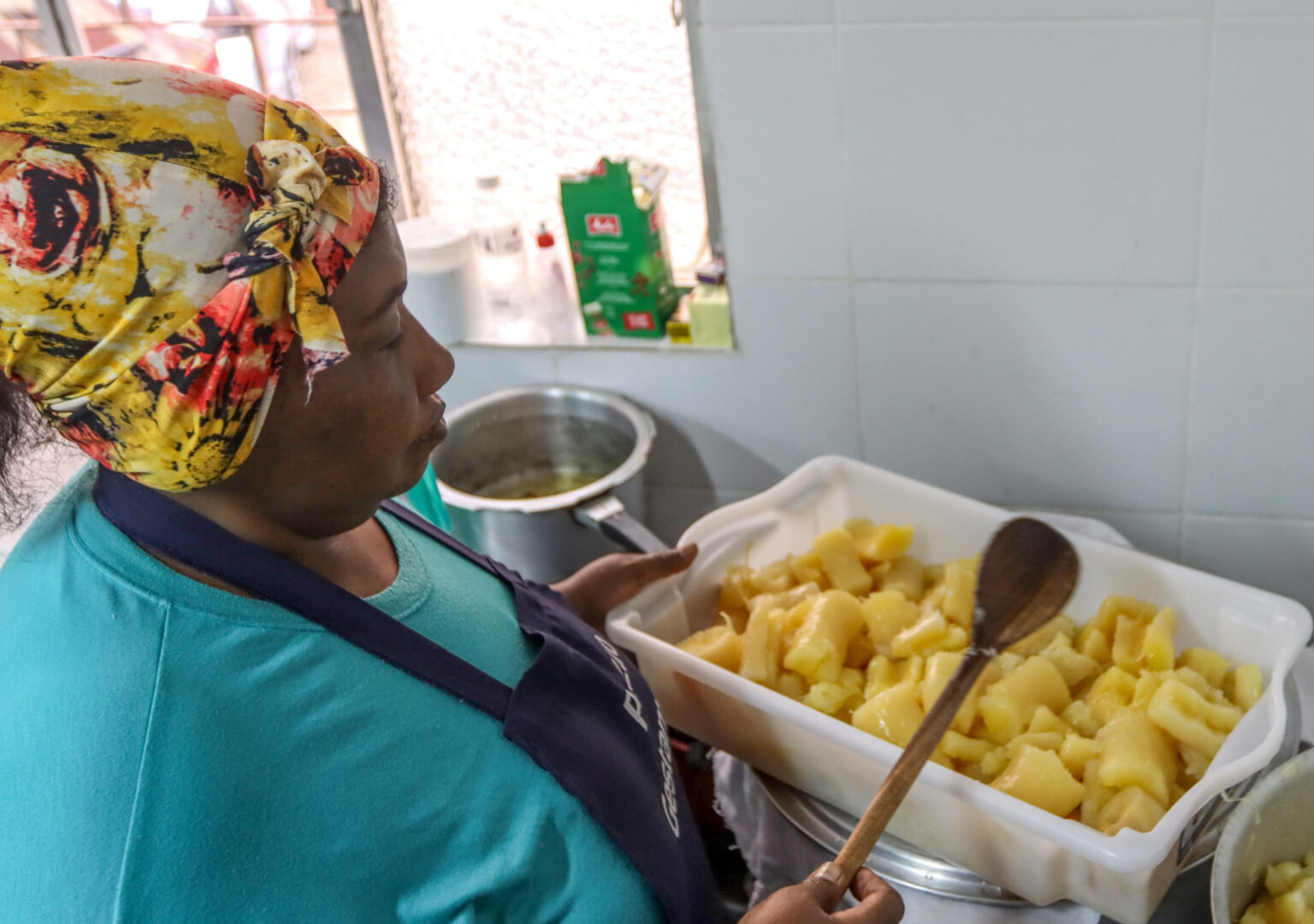 Governo federal planeja capacitar mil cozinheiras de projetos solidários até 2027