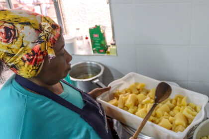 Governo federal planeja capacitar mil cozinheiras de projetos solidários até 2027