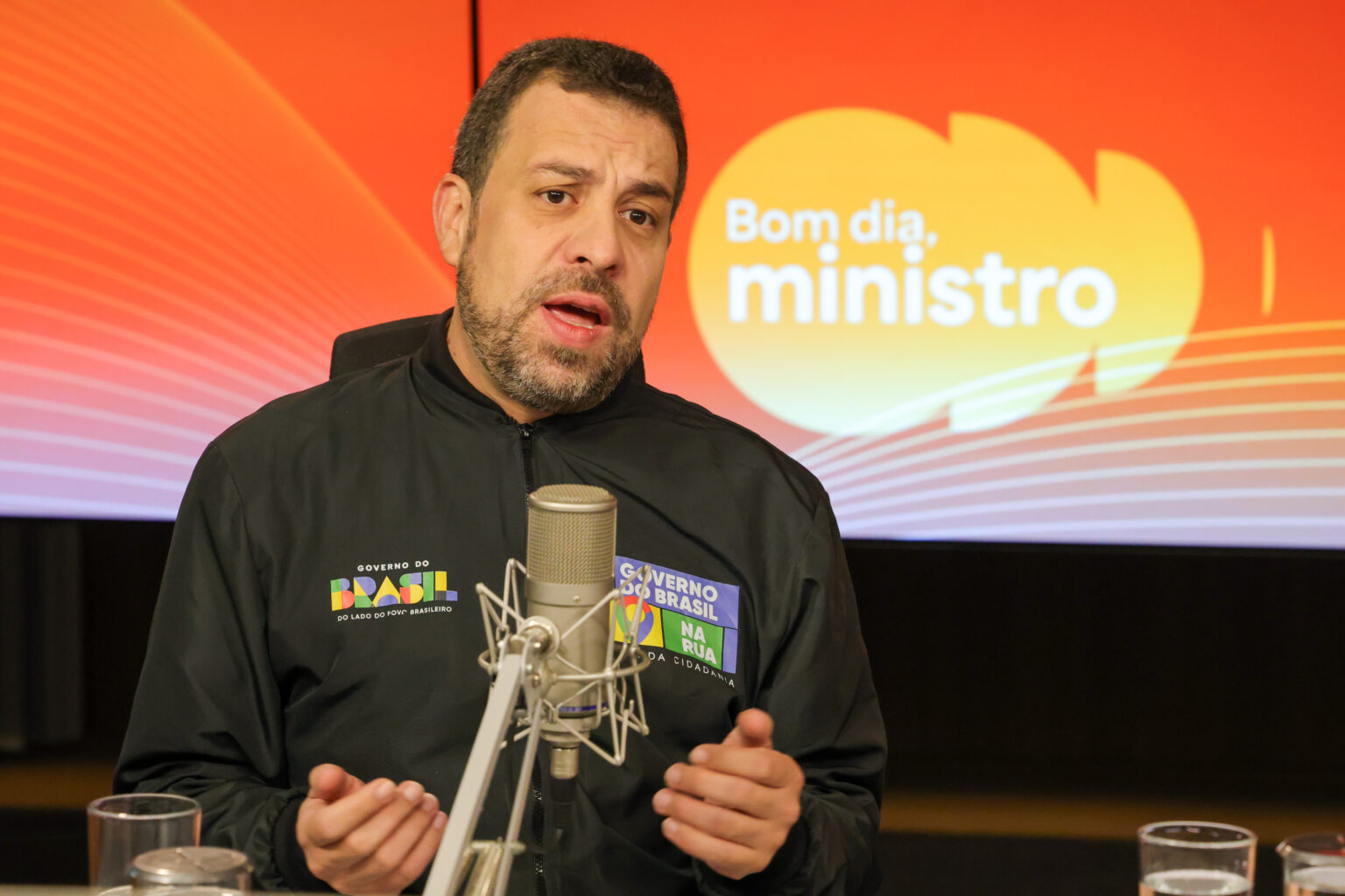 Guilherme Boulos aponta juros altos como causa do endividamento das famílias