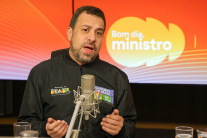 Guilherme Boulos aponta juros altos como causa do endividamento das famílias