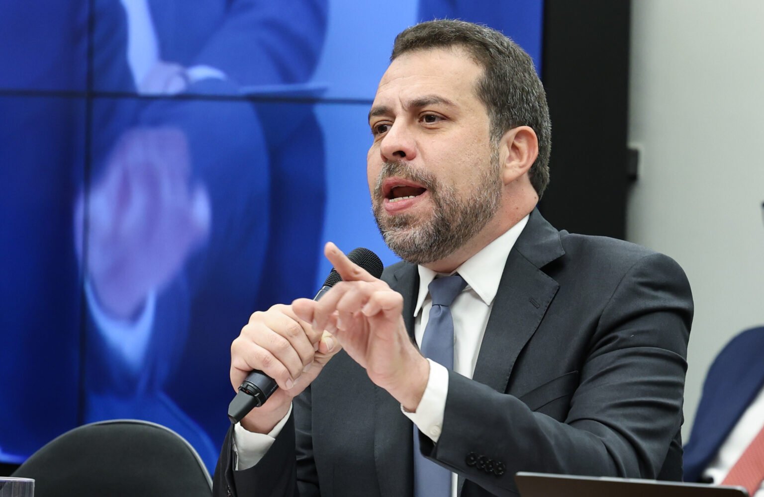 Guilherme Boulos defende fim imediato da escala 6x1 durante debates na Câmara