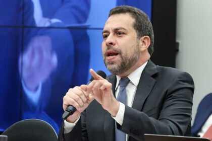 Guilherme Boulos defende fim imediato da escala 6x1 durante debates na Câmara