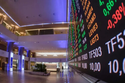 Ibovespa despenca 2,38% e atinge menor patamar desde março em dia de instabilidade