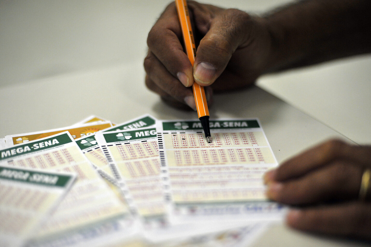 Mega-Sena acumula e prêmio dispara para 65 milhões de reais no próximo sorteio