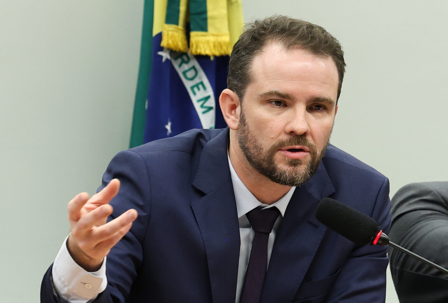 Ministro da Fazenda apoia fim da escala 6x1 e aponta ganhos de produtividade no Brasil