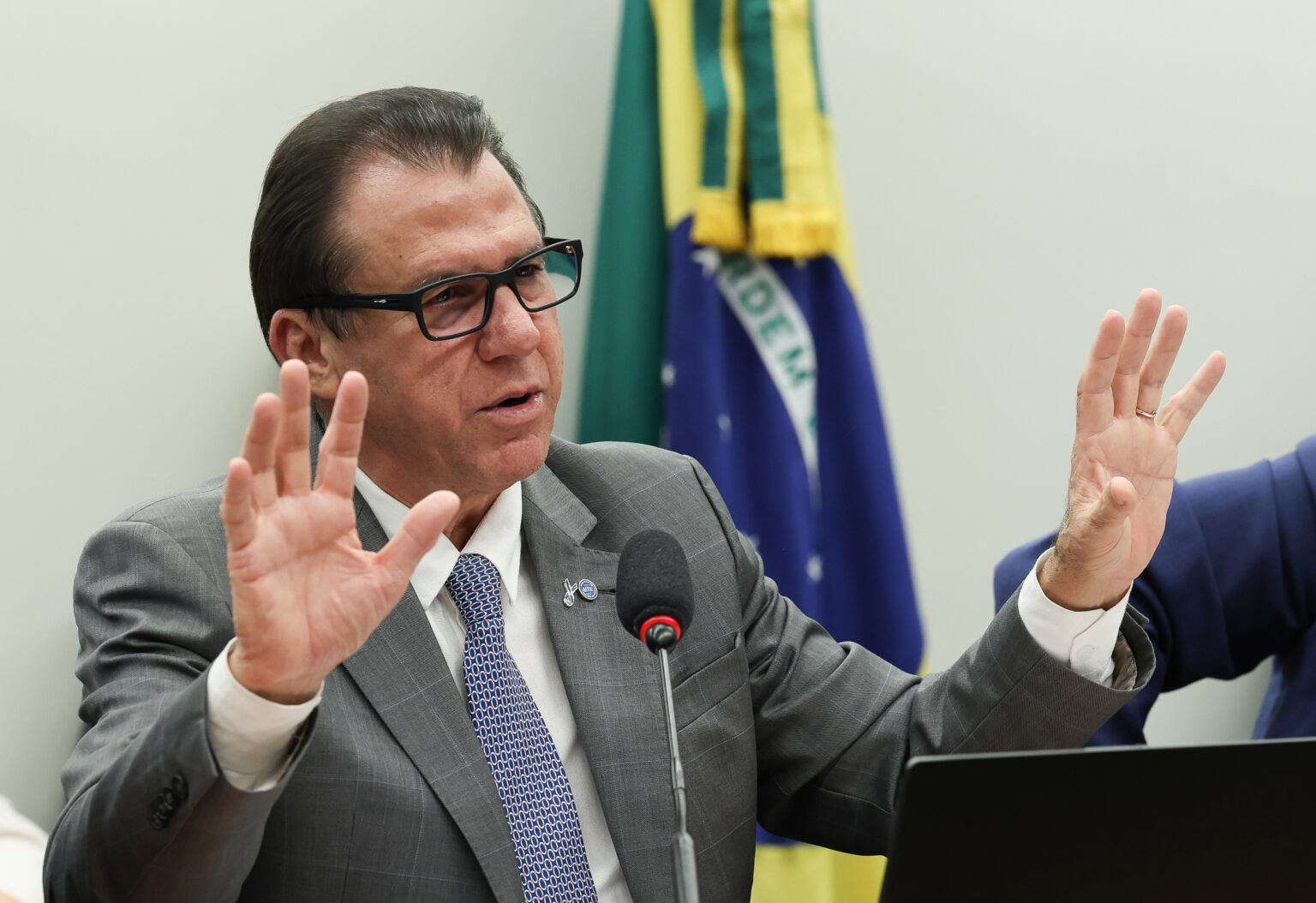 Ministro do Trabalho defende fim da escala 6x1 e aponta ganho de produtividade