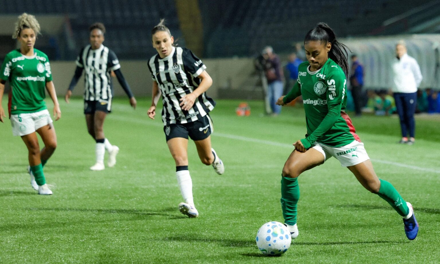 Palmeiras goleia o Atlético-MG por 4 a 1 e assume a vice-liderança do Brasileiro