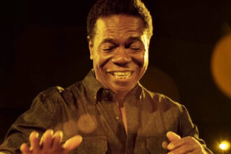 Percussionista brasileiro paulinho da costa recebe estrela na calçada da fama de hollywood