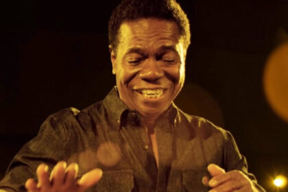 Percussionista brasileiro paulinho da costa recebe estrela na calçada da fama de hollywood
