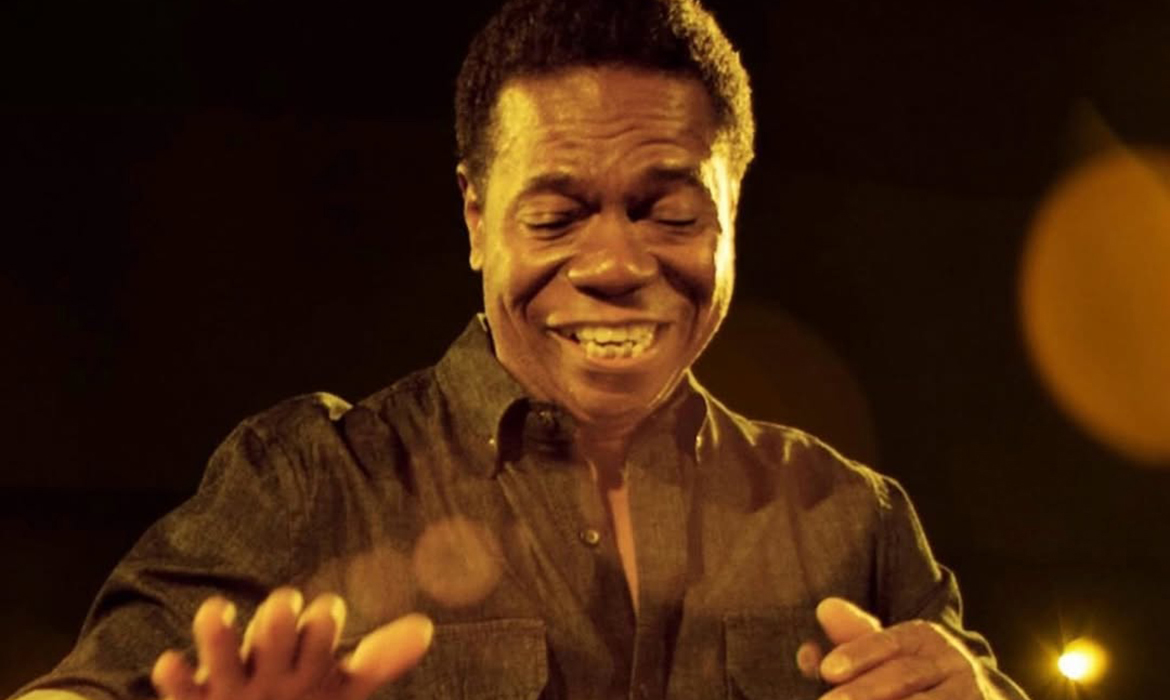 Percussionista brasileiro paulinho da costa recebe estrela na calçada da fama de hollywood