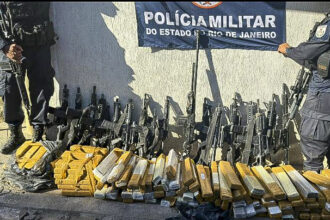 Polícia Militar apreende arsenal de guerra em bunker no Rio de Janeiro
