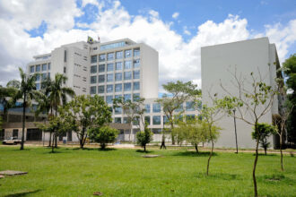 Polícia Militar retira estudantes da reitoria da USP após ocupação de quatro dias