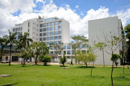 Polícia Militar retira estudantes da reitoria da USP após ocupação de quatro dias