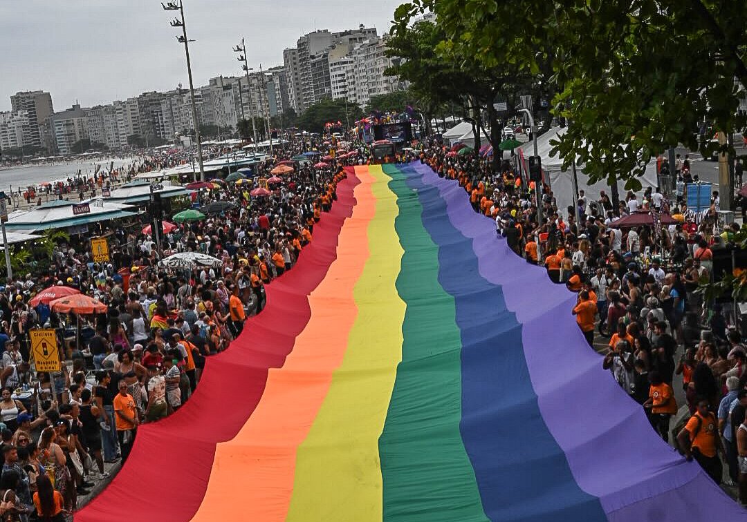 Projeto que veta menores em eventos LGBTQIA+ gera embate sobre inconstitucionalidade