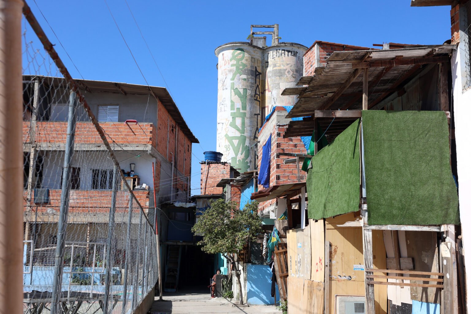 Quatro em cada dez brasileiros relatam presença de facções criminosas nas vizinhanças