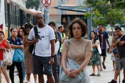 Renda média do trabalhador brasileiro atinge recorde histórico de R$ 3.722