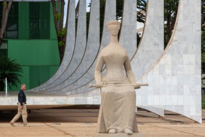 Supremo suspende julgamento sobre aposentadoria compulsória de empregados públicos