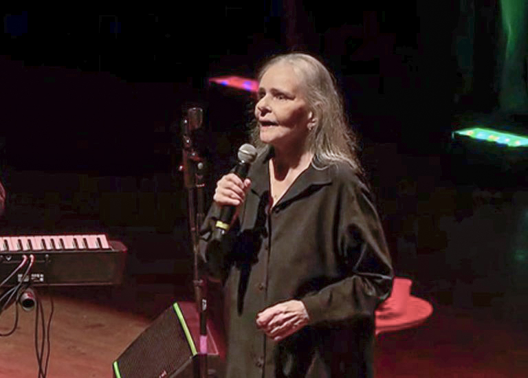 TV Brasil exibe último show gravado de Angela Ro Ro em homenagem à artista
