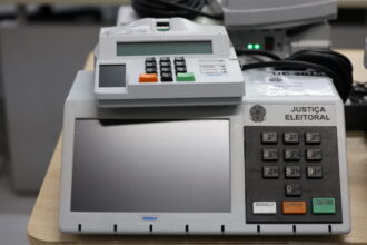Urnas eletrônicas completam 30 anos sob mira de desinformação no Brasil