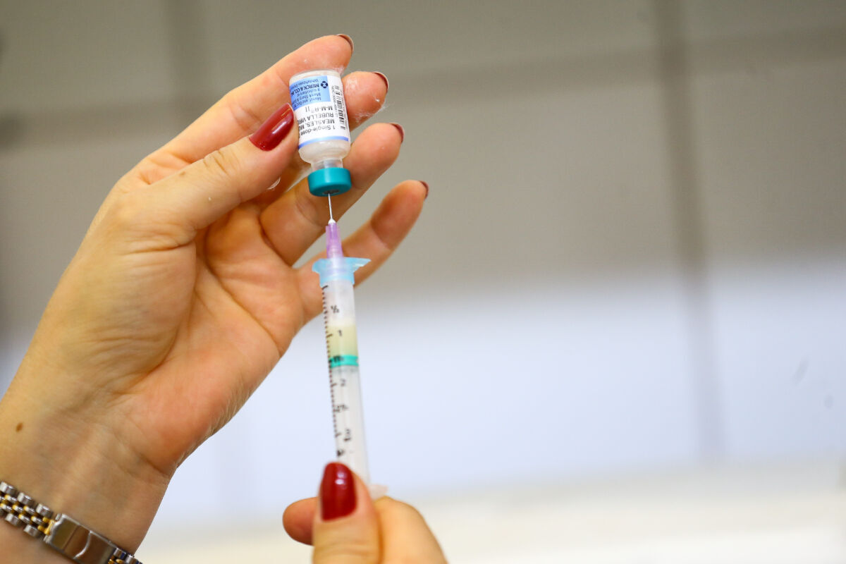 Bebês de São Paulo e Guarulhos devem receber dose extra contra sarampo após novos casos