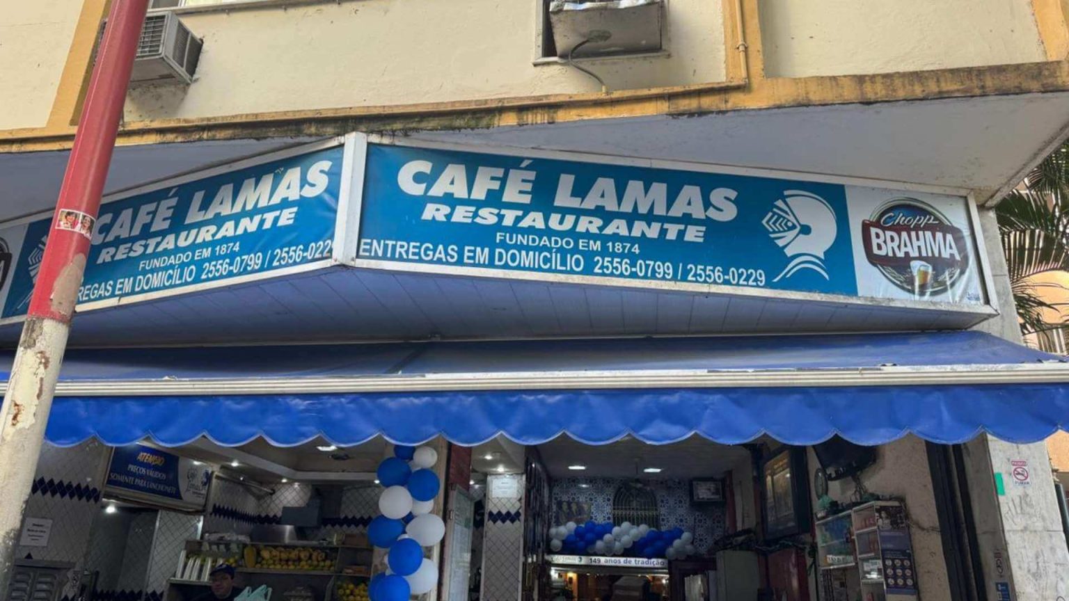 Café Lamas tem cozinha atingida por chamas e mobiliza bombeiros na Zona Sul do Rio