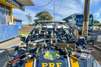 Caminhão com carga de ração escondia arsenal recorde da PRF na Br-277 no Paraná