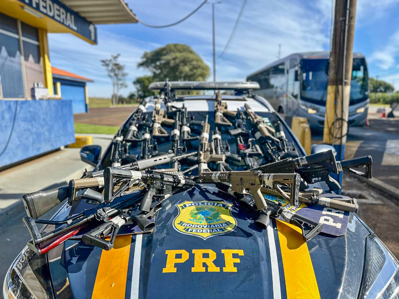 Caminhão com carga de ração escondia arsenal recorde da PRF na Br-277 no Paraná