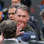 Jair Bolsonaro depõe à Polícia Civil sobre arma encontrada com segurança em blitz no DF