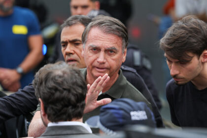Jair Bolsonaro depõe à Polícia Civil sobre arma encontrada com segurança em blitz no DF