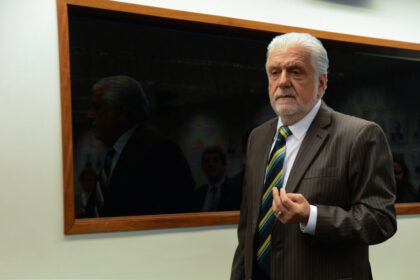 Jaques Wagner abre mão da liderança do governo no Senado para focar em defesa judicial