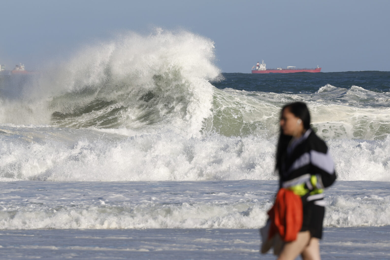Orla do Rio entra em alerta máximo por ressaca com ondas que podem atingir 2,5 metros