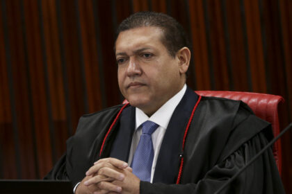 TSE proíbe divulgação de pesquisa eleitoral sobre Flávio Bolsonaro por irregularidade técnica grave
