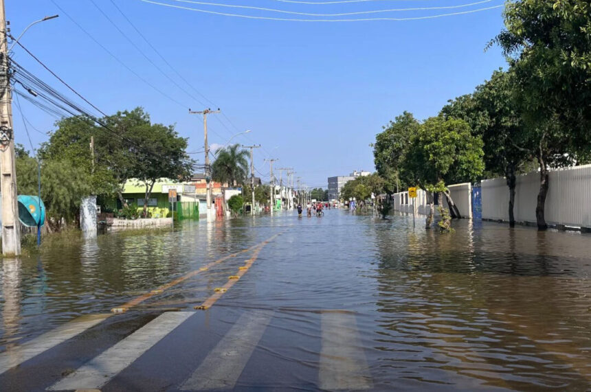 Temporal em São Paulo provoca morte e caos urbano enquanto frente fria avança pelo Brasil