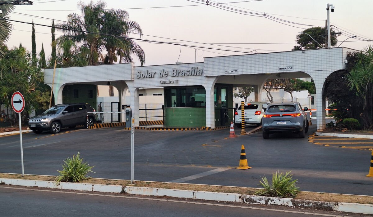 Bolsonaro sofre isolamento na prisão domiciliar após Moraes suspender visitas por 30 dias