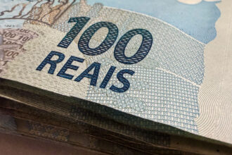 Dólar recua para R$ 5,07 e alcança patamar mais baixo em um mês enquanto Ibovespa patina