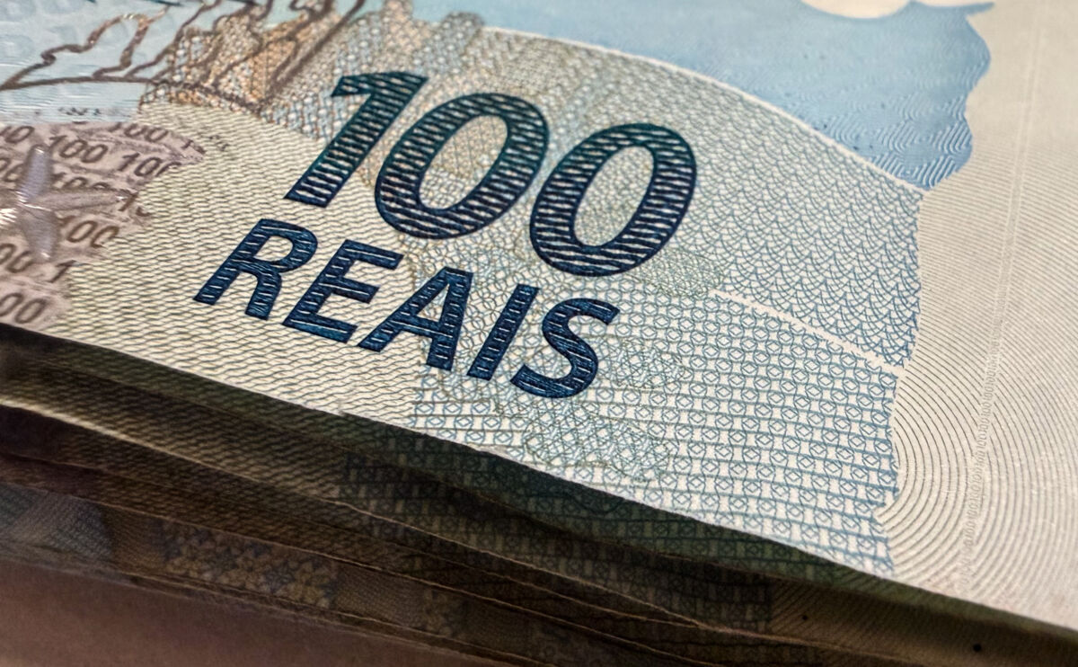 Dólar recua para R$ 5,07 e alcança patamar mais baixo em um mês enquanto Ibovespa patina