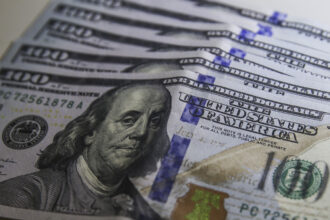 Dólar recua para R$ 5,10 e petróleo dispara 7% após manutenção de juros nos EUA