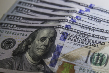 Dólar recua para R$ 5,10 e petróleo dispara 7% após manutenção de juros nos EUA