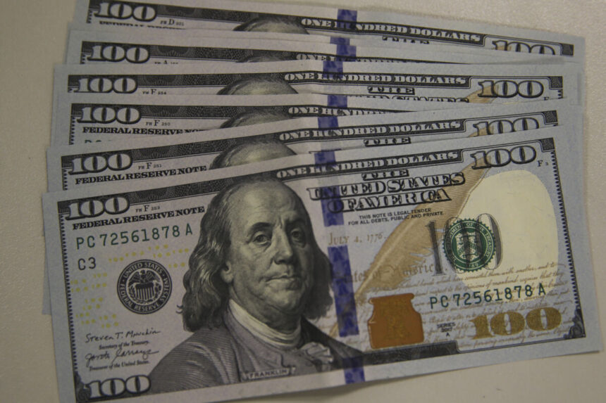 Dólar recua para R$ 5,132 sob efeito de commodities enquanto Ibovespa perde fôlego
