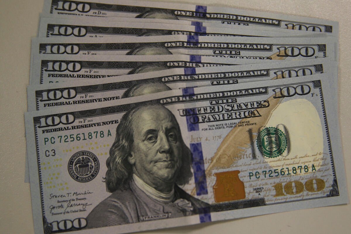 Dólar recua para R$ 5,132 sob efeito de commodities enquanto Ibovespa perde fôlego