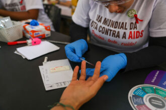 Estigma social e desinformação ameaçam conter o avanço do HIV no Brasil e no mundo