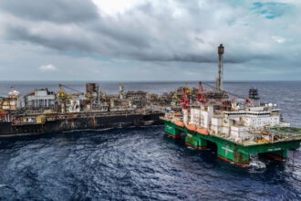 Exportação de petróleo continuará taxada em 12% após escalada de tensão no Oriente Médio