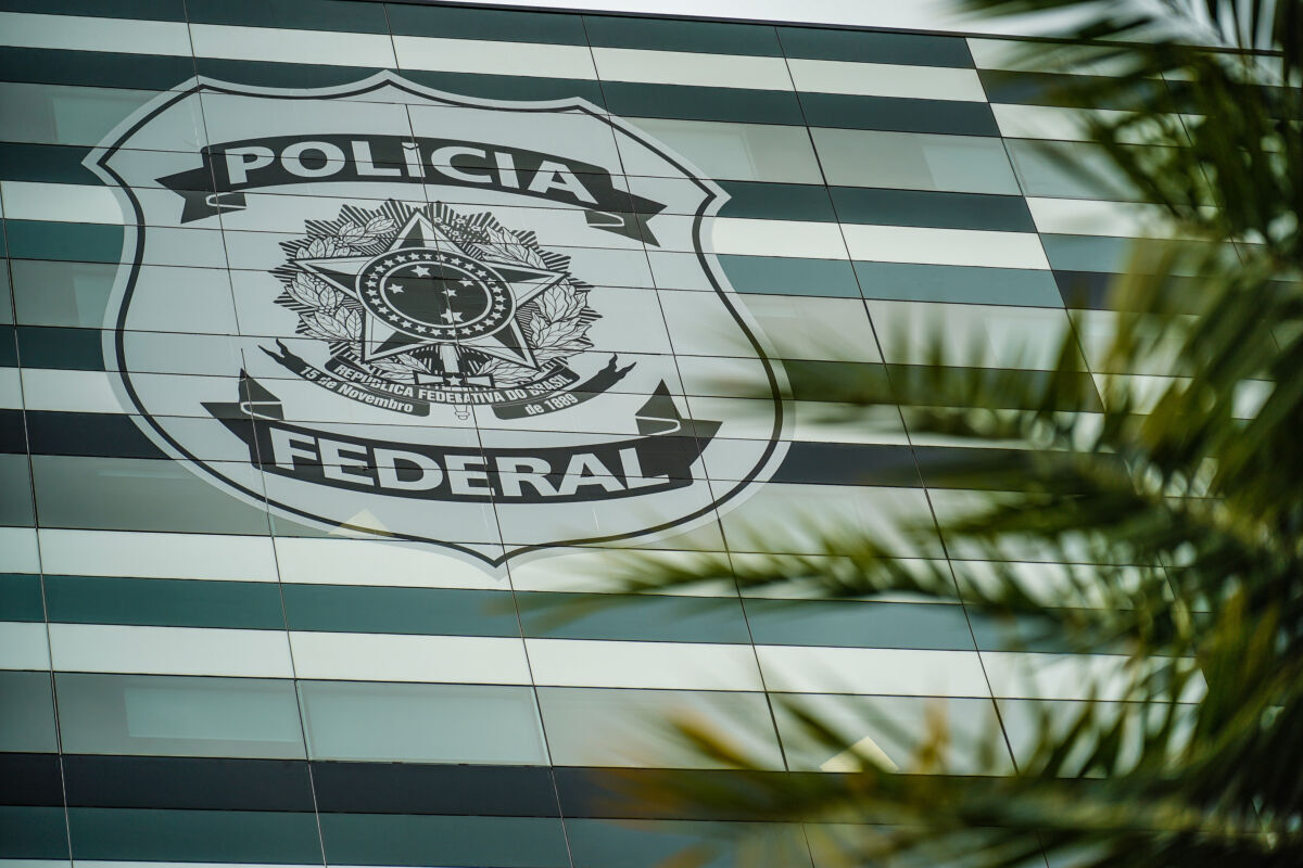 Flávio Bolsonaro apresenta defesa escrita e evita depoimento sobre calúnia contra Lula