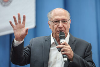 Geraldo Alckmin critica postura de Javier Milei em convenção do PL em São Paulo