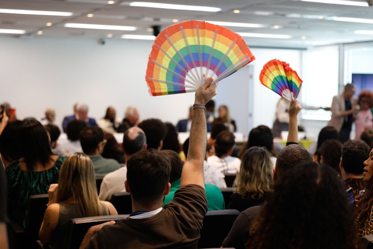 Governo estadual promete quitar salários atrasados do programa Rio Sem LGBTIfobia